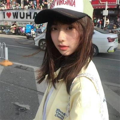 穿黄靴子的女孩